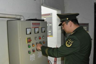 昌江縣消防大隊聯(lián)合職能部門夜查轄區(qū)人員密集場所消防安全