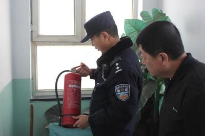 豐鎮(zhèn)車(chē)站派出所深入管內(nèi)單位開(kāi)展春運(yùn)期間消防安全大檢查